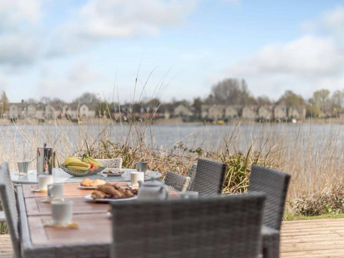 Cotswolds Lakehouse, With Hot Tub & Spa Access, Lower Mill Estate Somerford Keynes Εξωτερικό φωτογραφία