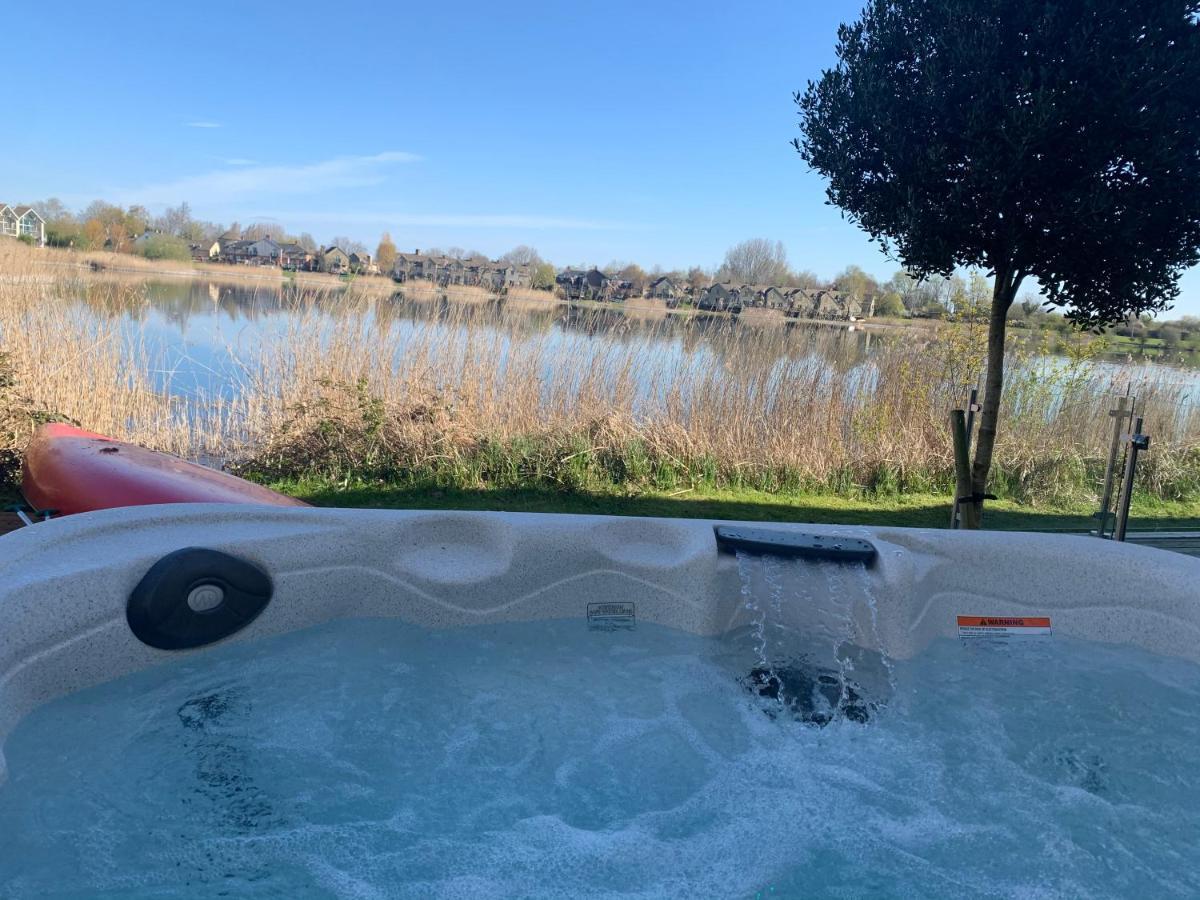 Cotswolds Lakehouse, With Hot Tub & Spa Access, Lower Mill Estate Somerford Keynes Εξωτερικό φωτογραφία