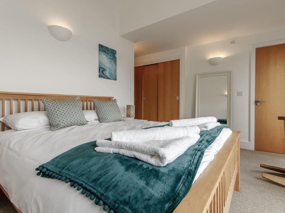 Cotswolds Lakehouse, With Hot Tub & Spa Access, Lower Mill Estate Somerford Keynes Εξωτερικό φωτογραφία